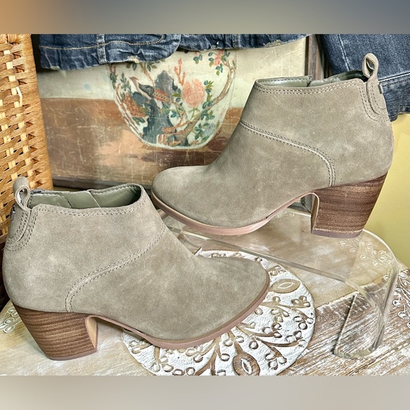 EUC Ivanka Trump “Thelma” Suede Ankle Booties. Size 6.5 - Picture 6 of 12